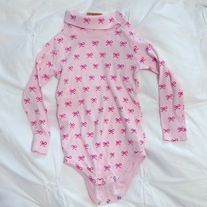 The Beaufort Bonnet Company pink bow turtleneck size 18-24 months